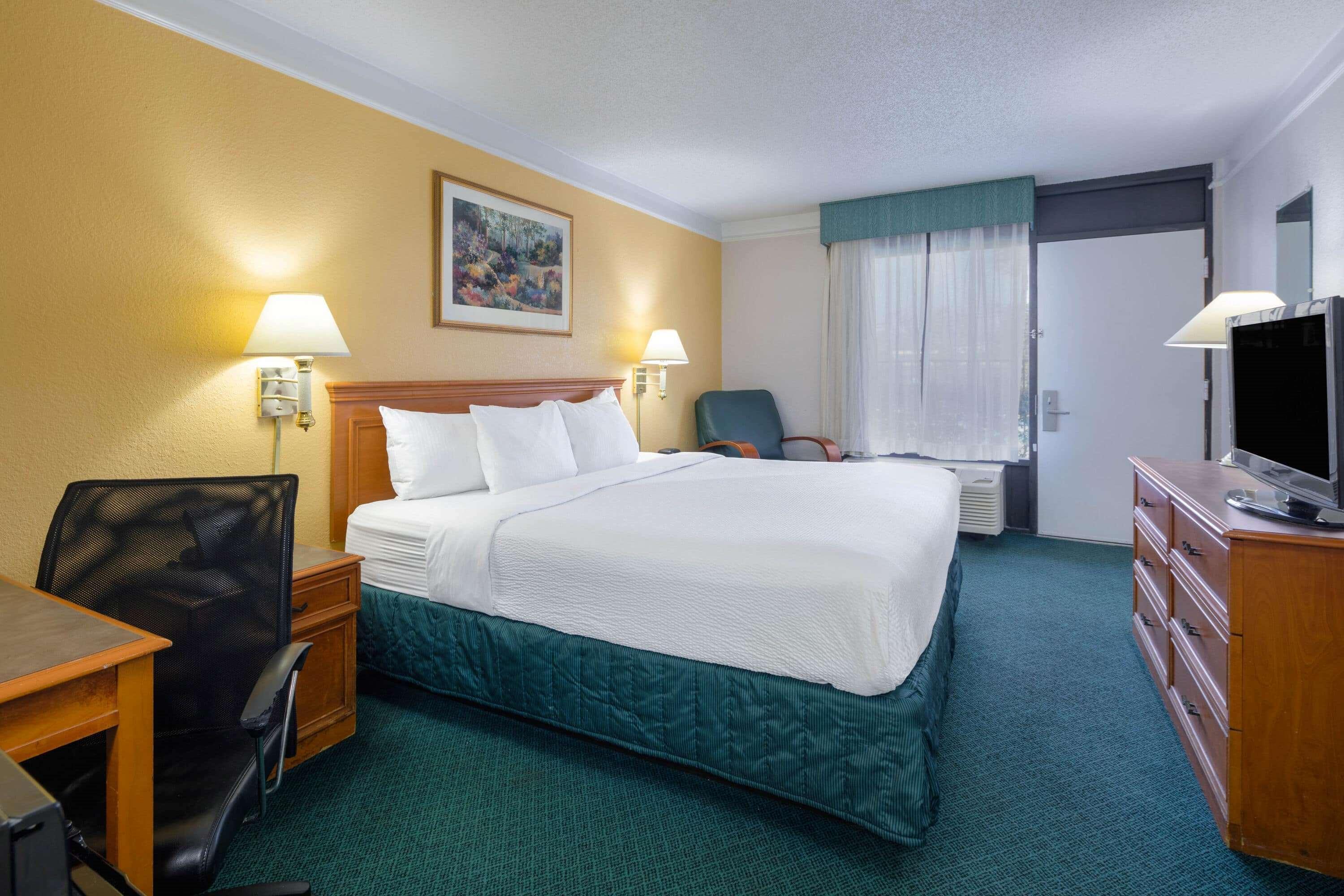 Super 8 By Wyndham Savannah Exterior photo